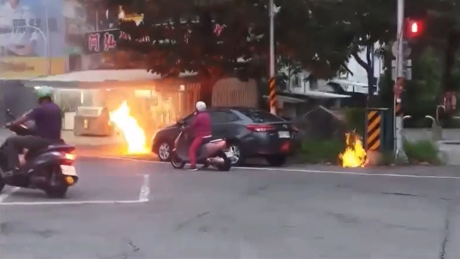 台东市区加油站疑遇强震漏油，排水沟突冒出超高火舌，路人纷纷走避。（图／翻摄记者爆料网 2.0脸书）