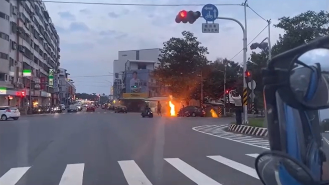 台东市区加油站疑遇强震漏油，排水沟突冒出超高火舌，路人纷纷走避。（图／翻摄记者爆料网 2.0脸书）