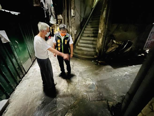 无党籍基隆市长参选人黄希贤表示，基隆平均屋龄逾40年，危老建筑多，应定期加强体检改善。（无党籍基隆市长参选人黄希贤提供／陈彩玲基隆传真）