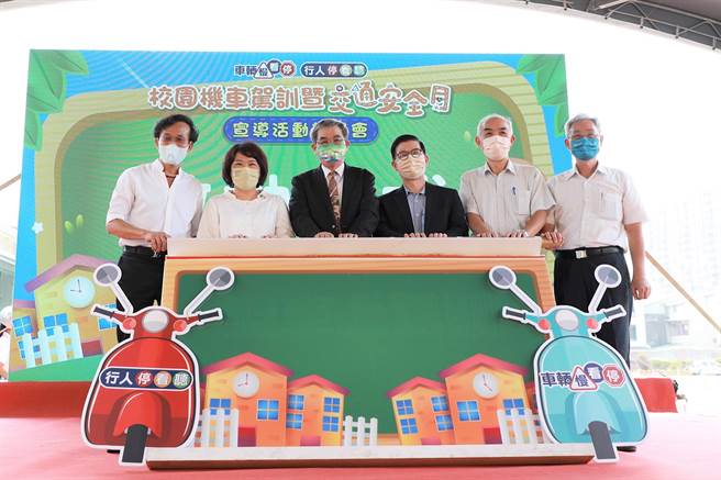 嘉义市长黄敏惠（左二）与公路总局官员启动嘉义高工机车驾驶训练班。（嘉义市政府提供／廖素慧嘉市传真）