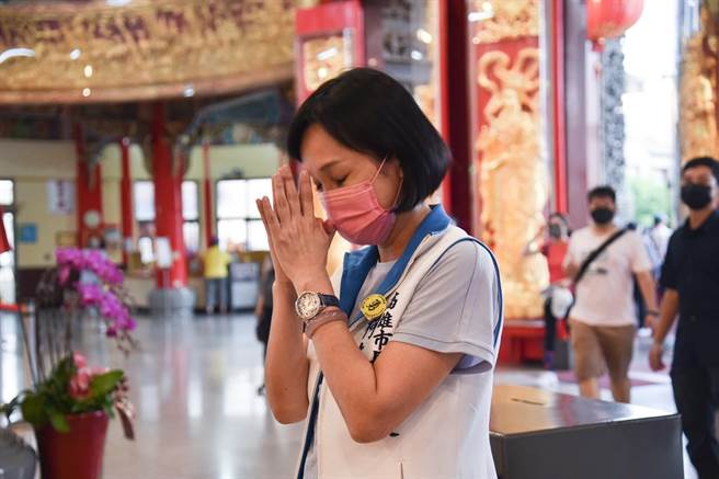 国民党高雄市长参选人柯志恩今（19）日宣布，暂停2天公开拜票行程，以祈福、关心或内部活动为主，盼望高雄平安。（柯宗纬翻摄）