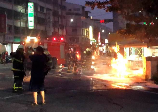 台东市中兴路台糖加油站油品外泄，引发排水沟火警。（民眾提供）