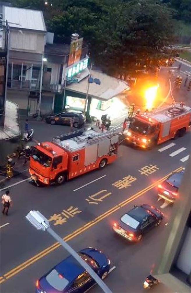 台东市中兴路台糖加油站油品外泄，引发排水沟火警。（民眾提供）