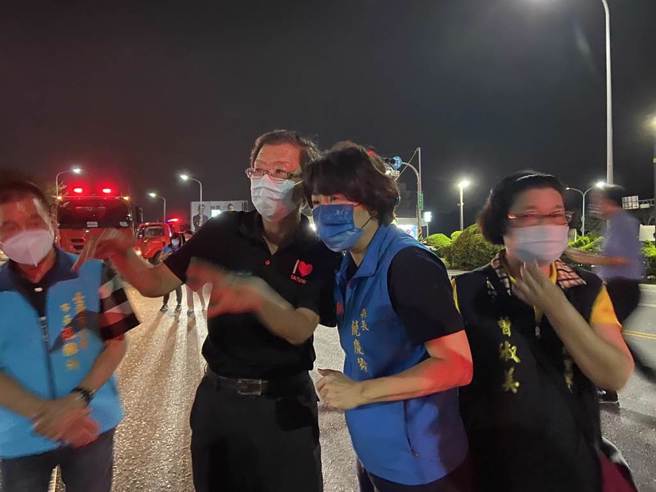 台东市中兴路台糖加油站油品外泄，引发排水沟火警。（民眾提供）