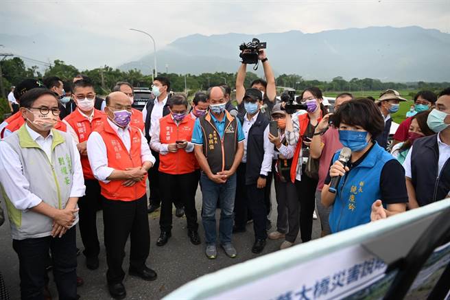 大地震造成宝华桥受损，行政院长苏贞昌今天前往视察。（台东县政府提供）