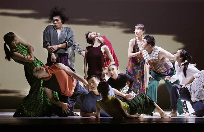 云门舞集在两厅院广场公演2022年作品「霞」，舞者以肢体动作投射出孤寂、疏离、彷徨、迷惘等自身感受。（姚志平摄）