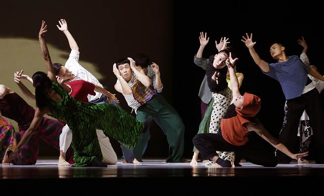 云门舞集在两厅院广场公演2022年作品「霞」将舞者个人内心的真实感受、情绪统合传递给观眾。（姚志平摄）