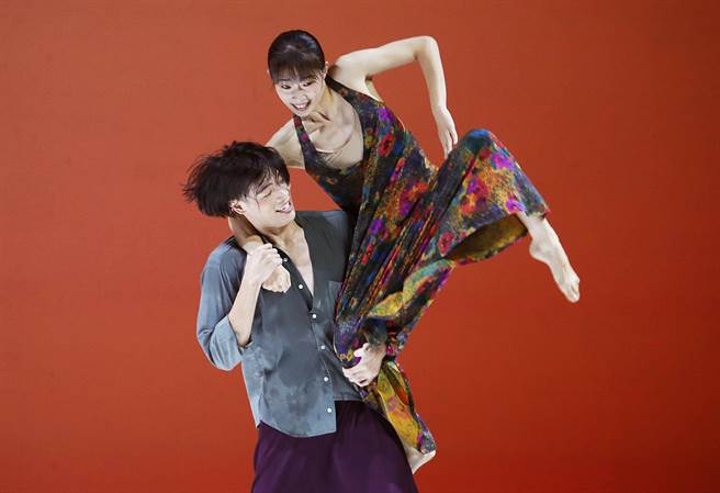 云门舞集在两厅院广场公演2022年作品「霞」，双人舞者如云般的互动，展现精湛的运动性。（姚志平摄）