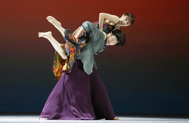 云门舞集在两厅院广场公演2022年作品「霞」，双人舞者如云般的互动。（姚志平摄）