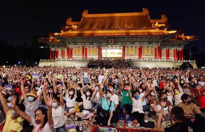  云门舞集在两厅院广场公演2022年作品「霞」，吸引大批民眾到场观赏。（姚志平摄）