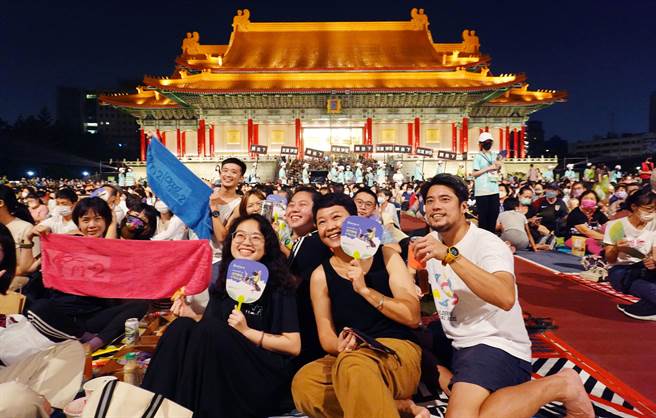 云门舞集在两厅院广场公演2022年作品「霞」，民眾热情参与。（姚志平摄）