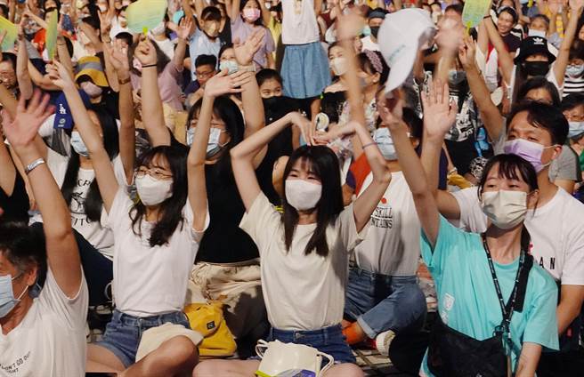 云门舞集在两厅院广场公演2022年作品「霞」，民眾热情参与并比出爱心。（姚志平摄）