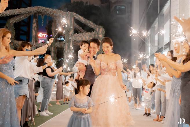 刘伊心与林志隆替儿子办周岁宴。（典华提供）