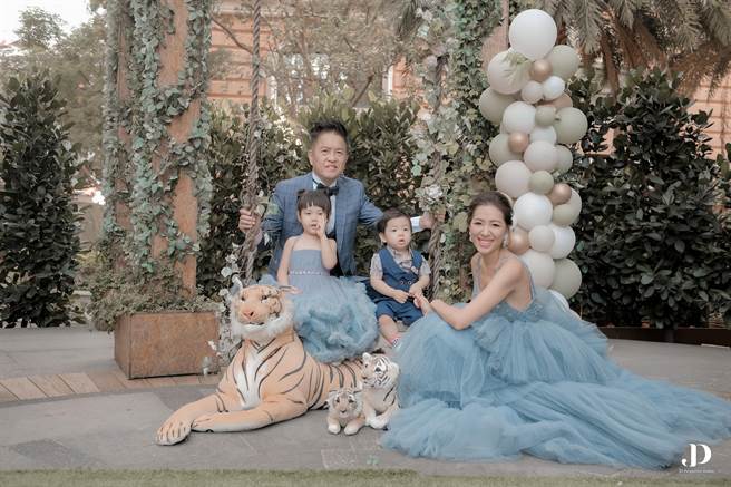 刘伊心与林志隆一家四口，幸福甜蜜。（典华提供）