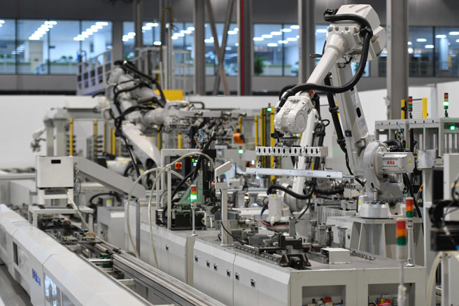 最近疫情干扰了工厂生产，更凸显工厂自动化的优势。图为杭州市的西奥电梯数字工厂内的自动化智能生产线。（图／新华社）