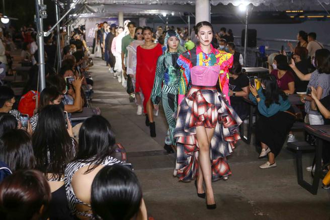 台北好时尚19日于大稻埕码头举办大秀，邀请21位设计师展演42套作品。（邓博仁摄）
