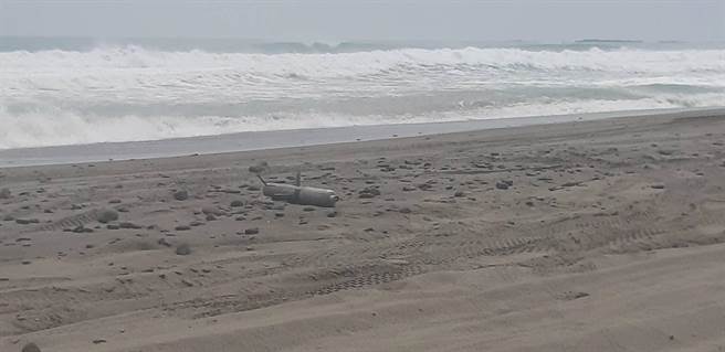 拖式飞弹满州海滩现踪，军方拉封锁线移除。(民眾提供)