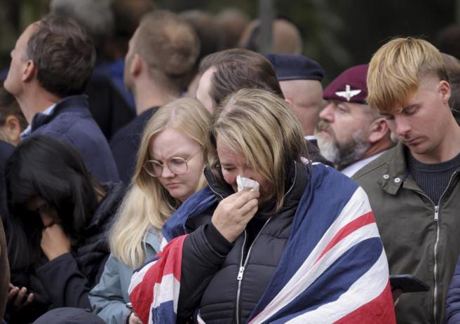女王告别伦敦，灵柩移上灵车出发前往温莎堡，游行开始时，民眾情绪激动。（美联社）