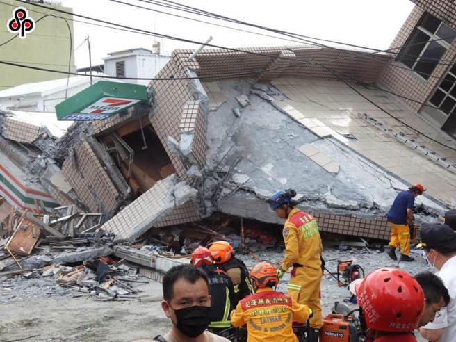 9月18日台东芮氏规模6.8强震，邻近一旁的花莲玉里镇一栋楼房应声倒塌。（本报资料照）
