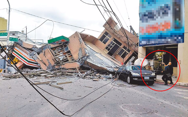 超商楼因强震倒塌压毁1辆黑色轿车，当时电线还掉该车顶，员警一见赶紧持木棍移开救人。（罗亦晽摄）