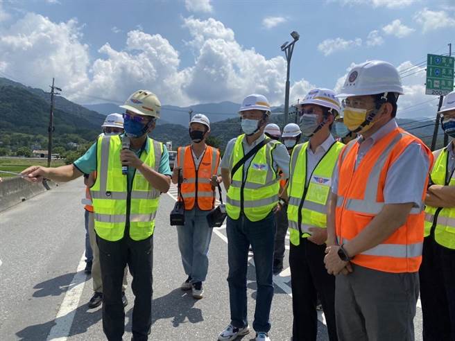 交通部长王国材(右)等视察地震后花莲受灾情况(交通部提供)