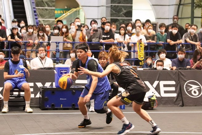 新北中华电信潘姿吟(左)努力甩开对方防守。(3X3.EXE提供)