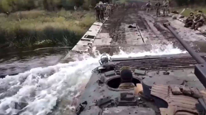 乌军正在渡过奥斯基河，准备反攻顿巴斯地区。(图/Twitter)