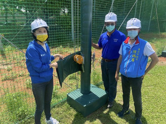 王鸿薇(左)不只会批评新竹棒球场，日前也曾亲自体检台北市新生棒球场缺失。（图／取自王鸿薇脸书）