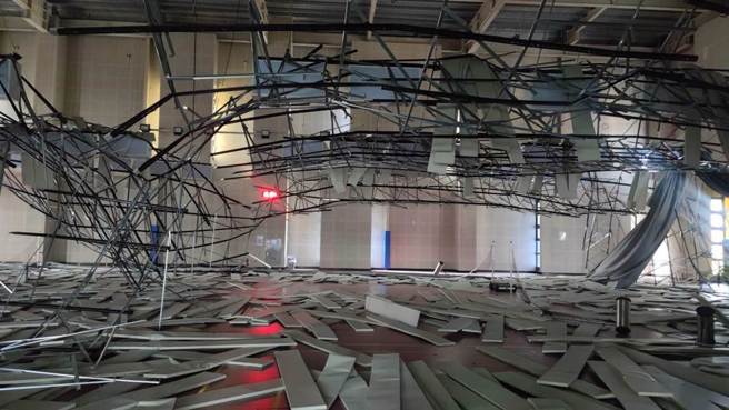 桃园市八德运动中心羽球场的天花板因为地震而掉落。（本报资料照片）