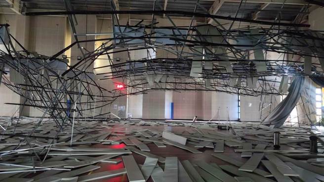 八德國民運動中心多功能球場天花板崩塌壓傷運動民眾引譁然，挨批豆腐渣工程。（資料照／蔡依珍攝）