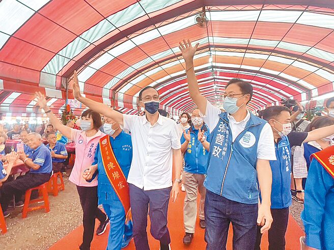 針對民進黨抹黑文宣，國民黨桃園市長參選人張善政（右）與黨主席朱立倫（右二）痛批民進黨發黑函很無恥。（呂筱蟬攝）