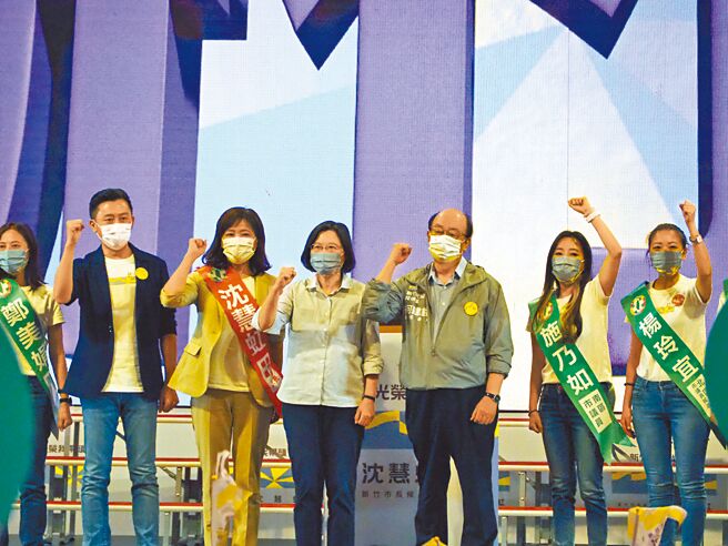 新竹市前市长林智坚（左二）与总统蔡英文（中）出席民进党新竹市长候选人沈慧虹（左三）后援会成立大会。（本报资料照片）