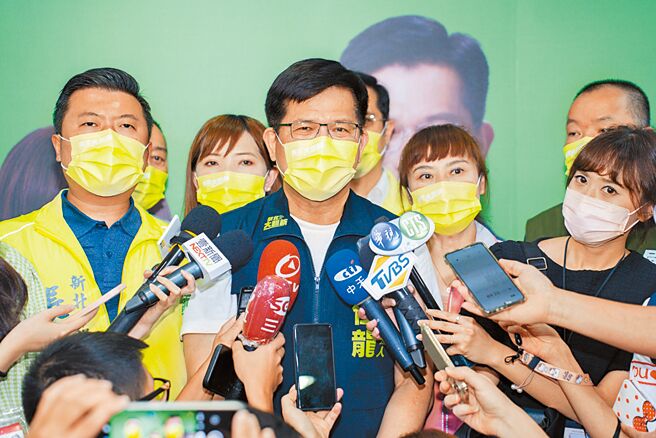 民进党新北市长参选人林佳龙的「货出去、人进来，新北发大财」挨批抄袭韩国瑜，但他强调是原创。（林佳龙办公室提供／叶德正新北传真）