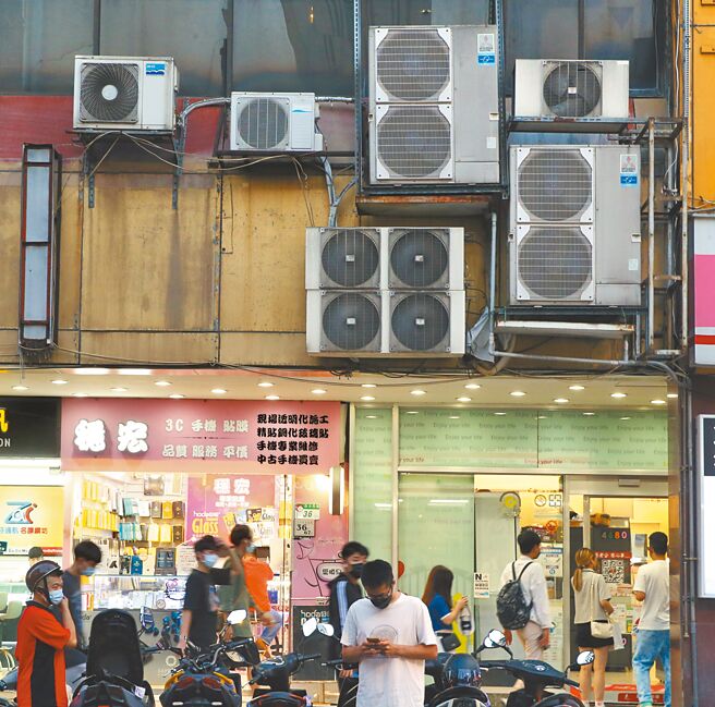 经济部将召开电价费率审议会，讨论夏月电价延长1个月。（陈君玮摄）