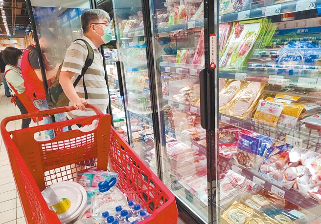 高通膨让全民实质购买力下降，法盛投资管理警示，退休人士还得从枯竭资产池中领取收入，生活保障受到威胁，通膨让今年成为最糟糕的退休年分之一。（郑任南摄）