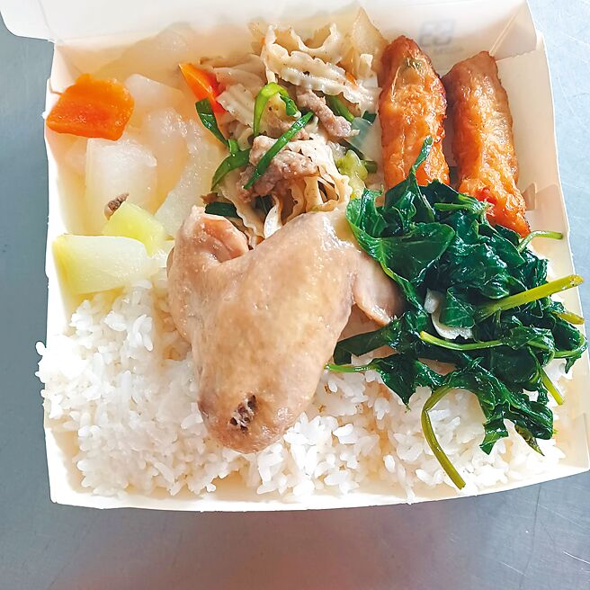 云林县茑松国中校友会7年来为独居老人而煮，最近发觉配菜加工食品变多，希望维持新鲜肉、蔬果为主，图为9月8日菜色。（云林县茑松国中校友会提供／周丽兰云林传真）