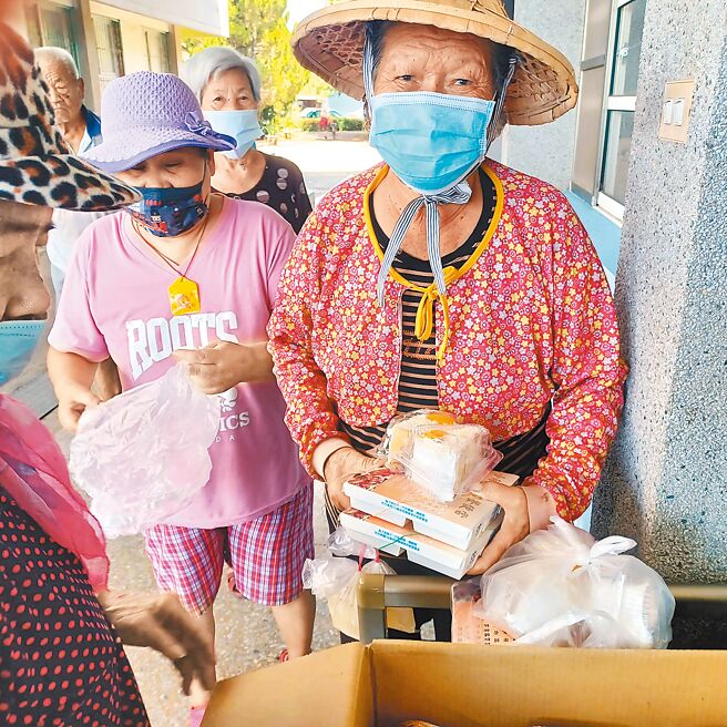 云林县水林乡茑松国中校友会7年前起为老人送餐，目前每日提供148位独居长者餐盒，累计送出超过24万盒午餐，食材主要来自校友张罗。（云林县茑松国中校友会提供／周丽兰云林传真）