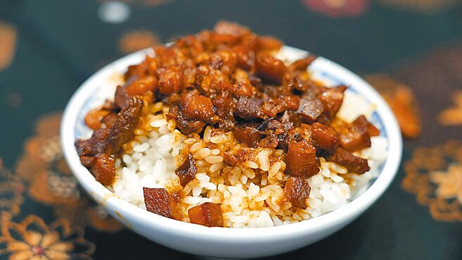 国民美食滷肉饭也是小资家庭抗涨法宝之一，云林县1碗滷肉饭35元至45元，较1个上百元的鸡腿饭省很大。（本报资料照片）