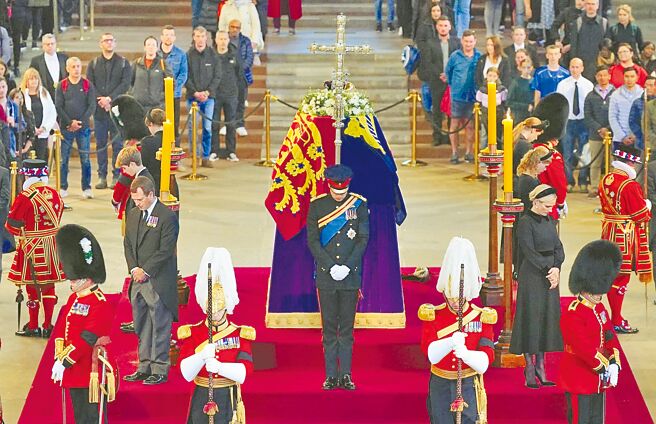 女王伊丽莎白二世去世，她的孙子们在西敏厅进行守灵。（摘自皇室推特）