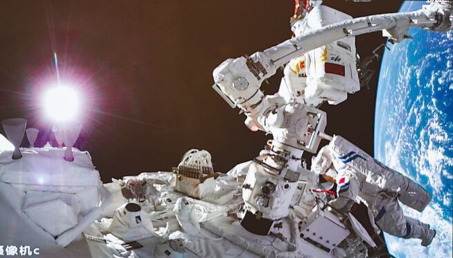 中国火星探测任务有新发现，研究团队于「祝融号火星车」着陆区域，寻获距今10亿年以来曾存在大量液态水活动的迹象。图为大陆神舟十四号太空船的太空人出舱作业。（新华社）