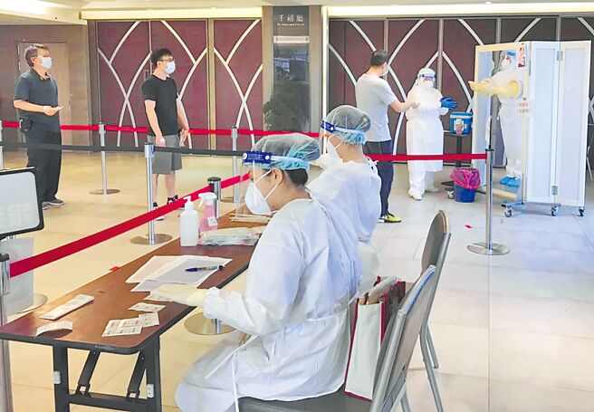 桃园防疫旅馆配合政府政策付出很多心力，尤其疫情严峻时，业者纷纷为员工加薪，降低排斥感，也配合每天筛检、自主通报健康状况。（蔡依珍摄）