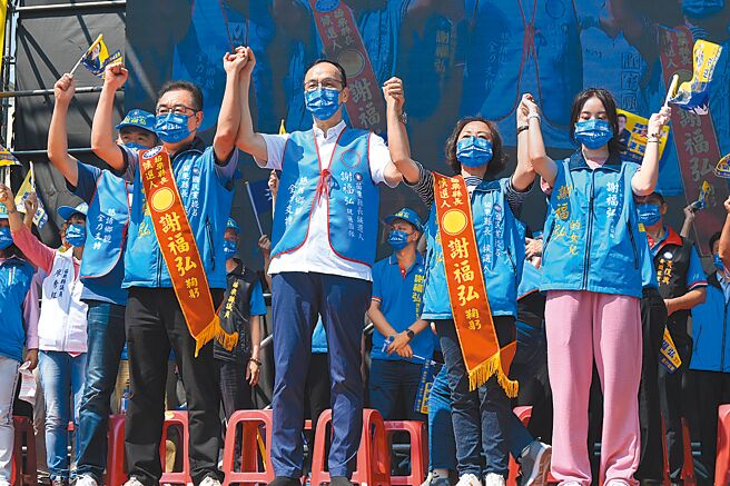 国民党主席朱立伦（中）18日到苗栗为党提名苗栗县长参选人谢福弘（左一）站台造势，并强调「锺东锦条款」是谣言，党纪维护是不曾改变的。（李京升摄）