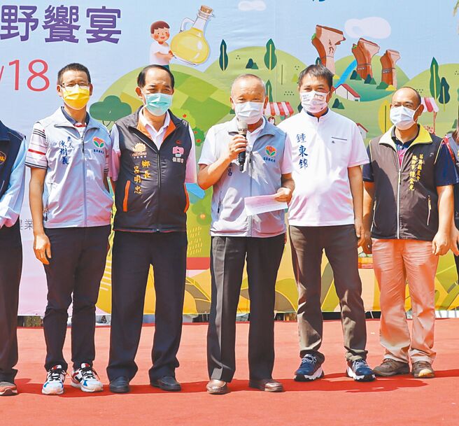 苗栗县长徐耀昌（中）与苗栗议长锺东锦（右二）昨天共同出席活动，对于朱立伦帮谢福弘站台，锺东锦表示，自己会持续争取选民认同。（苗栗县政府提供／李京升苗栗传真）