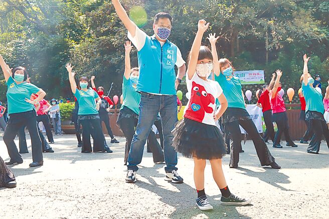 國民黨新竹市長參選人林耕仁18日受邀參加「新竹市體育會土風舞委員會─十八尖山健行活動開幕式」，爭取支持。（林耕仁提供／陳育賢新竹傳真）