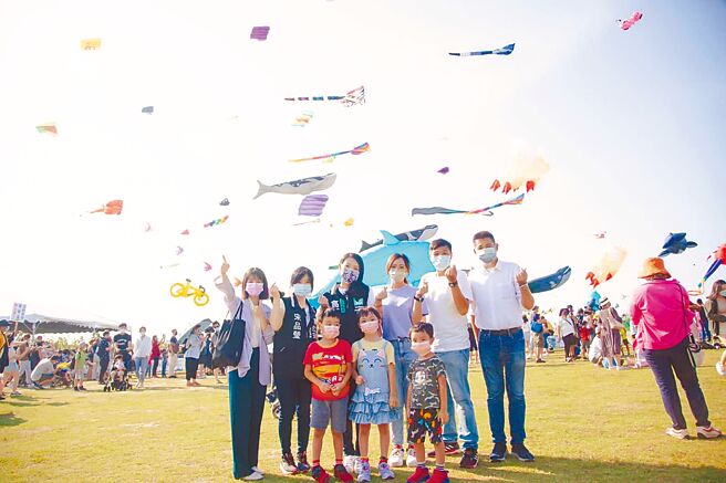 民眾黨新竹市長參選人高虹安（後左三）18日在臉書分享參加新竹市國際風箏節的歡樂氣氛。（摘自高虹安臉書／陳育賢新竹傳真）