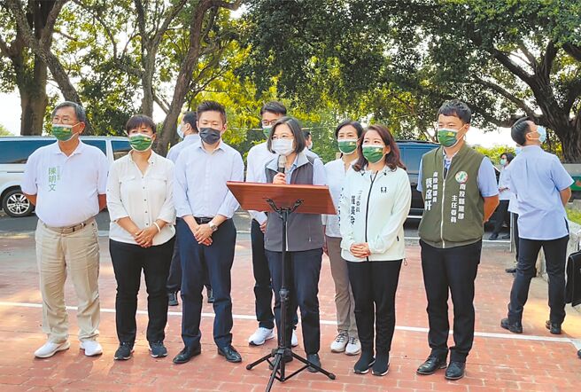 蔡英文總統（前排右三）18日到南投縣輔選，得知花東發生強震傳出災情，會後指示全力救災。（楊靜茹攝）