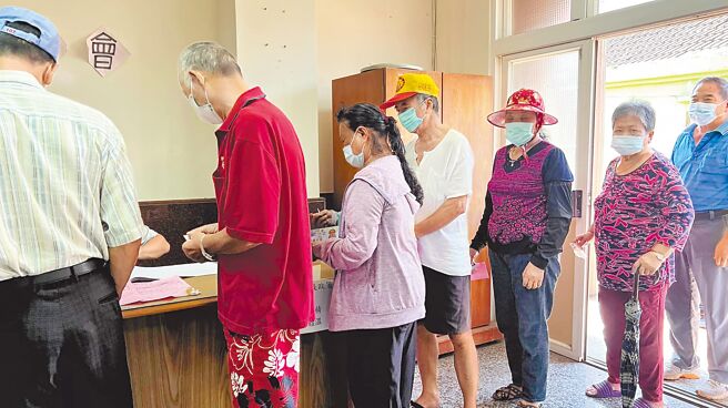 彰化县政府和各乡镇市公所都开始发放重阳敬老礼金，伸港乡蚵寮村村长再加码500元，长辈们都很开心。（赖清美提供／吴敏菁彰化传真）