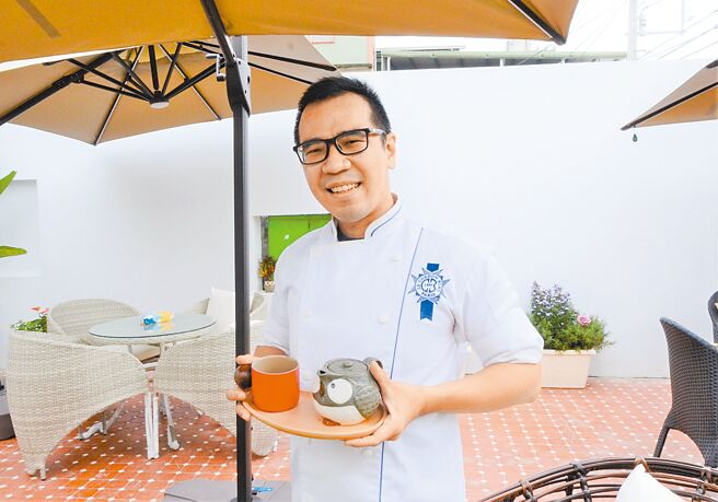 甜点师李侑昌酷爱猫头鹰，连店里的茶壶都是猫头鹰造型。（林瑞益摄）