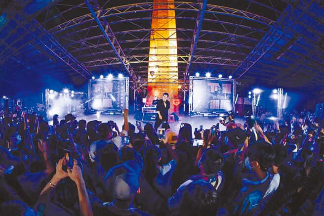 高市府青年局17日在国定古蹟中都唐荣砖窑厂举办「下港潮派」，吸引逾500名青年同欢。（高市青年局提供／柯宗纬高雄传真）