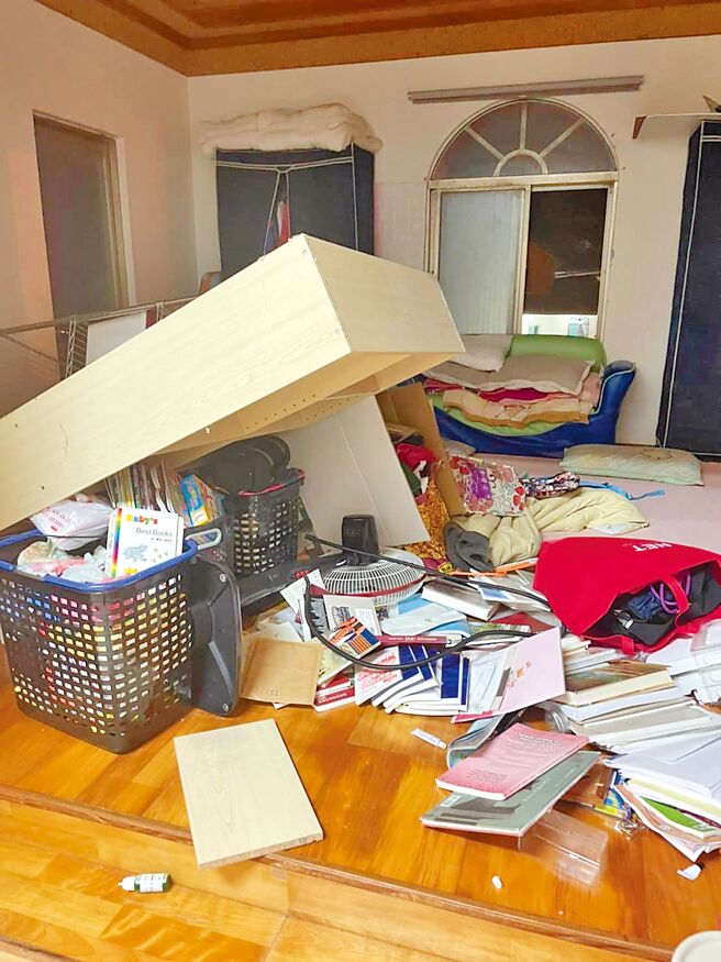 王宏恩晒出地震后家中柜子倒下，杂物散落一地惨况。（资料照片）